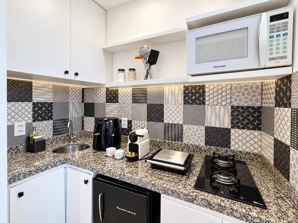 Coffee/tea facilities, Kitchen or kitchenette, stove