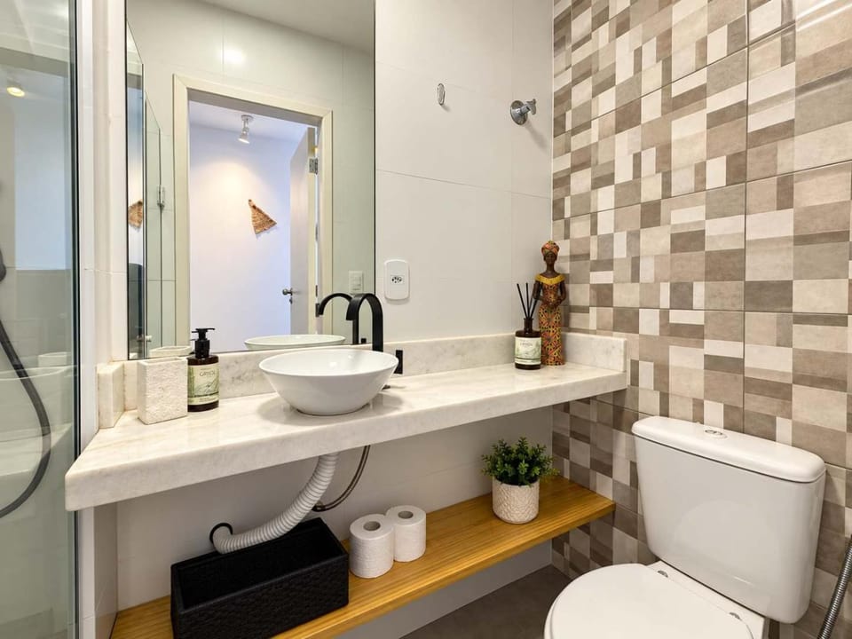 Shower, Toilet, Bathroom, bidet, towels
