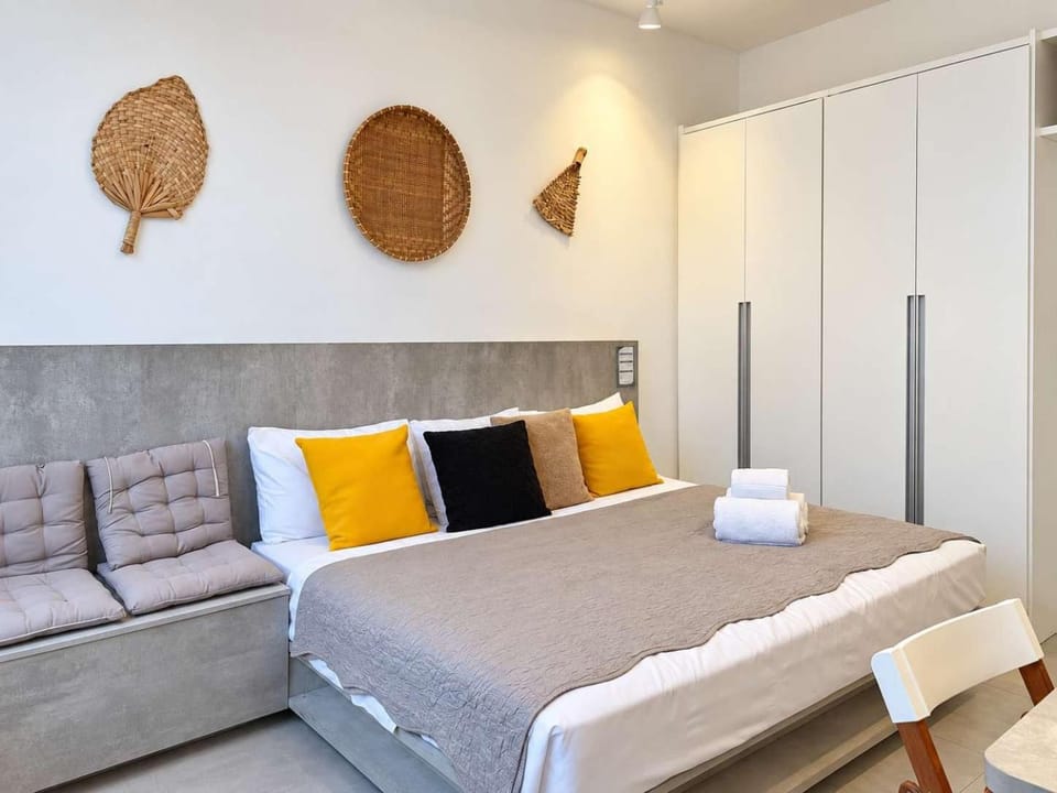 Bed, Photo of the whole room, Seating area, Bedroom