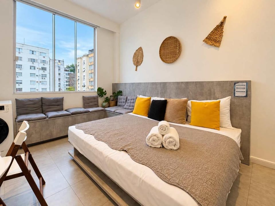 Bed, Living room, Photo of the whole room, Seating area, Bedroom, towels