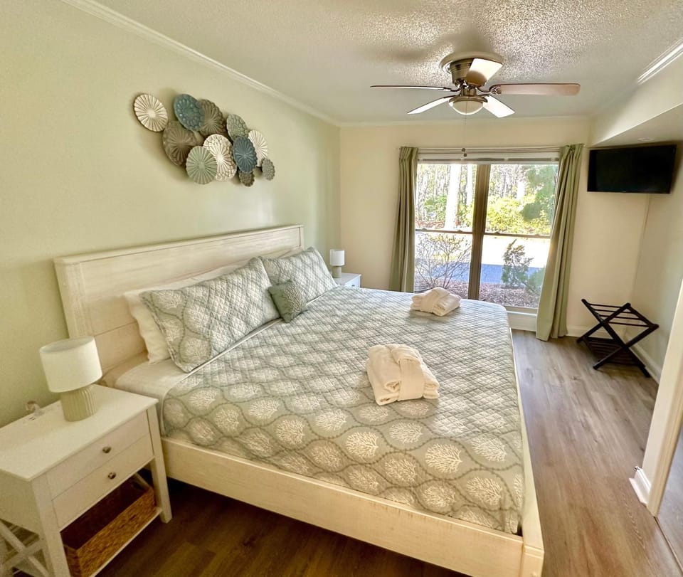 Bed, TV and multimedia, Bedroom