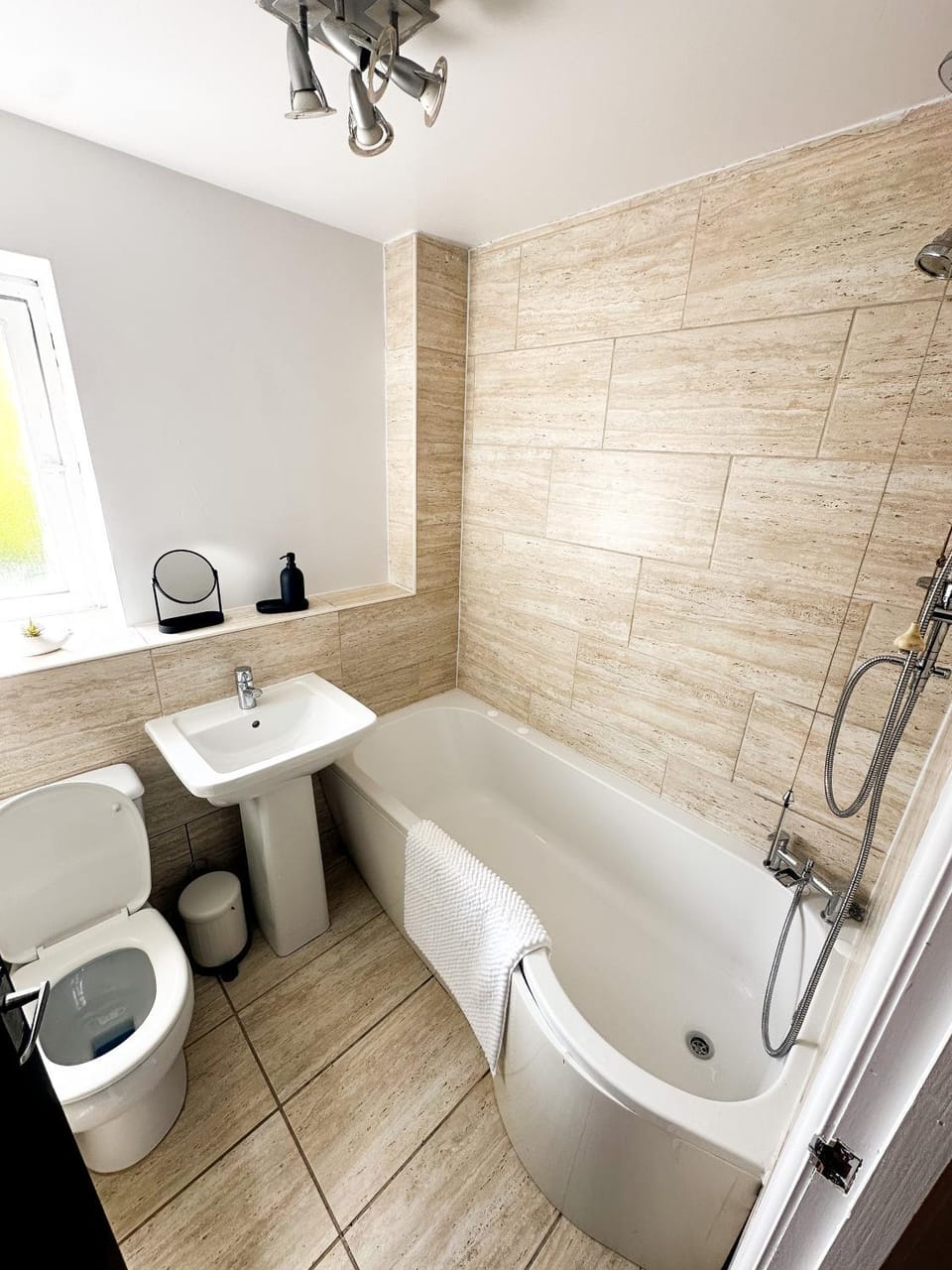 NEC-Airport-HS2- 4min drive to NEC House in Metropolitan Borough of Solihull