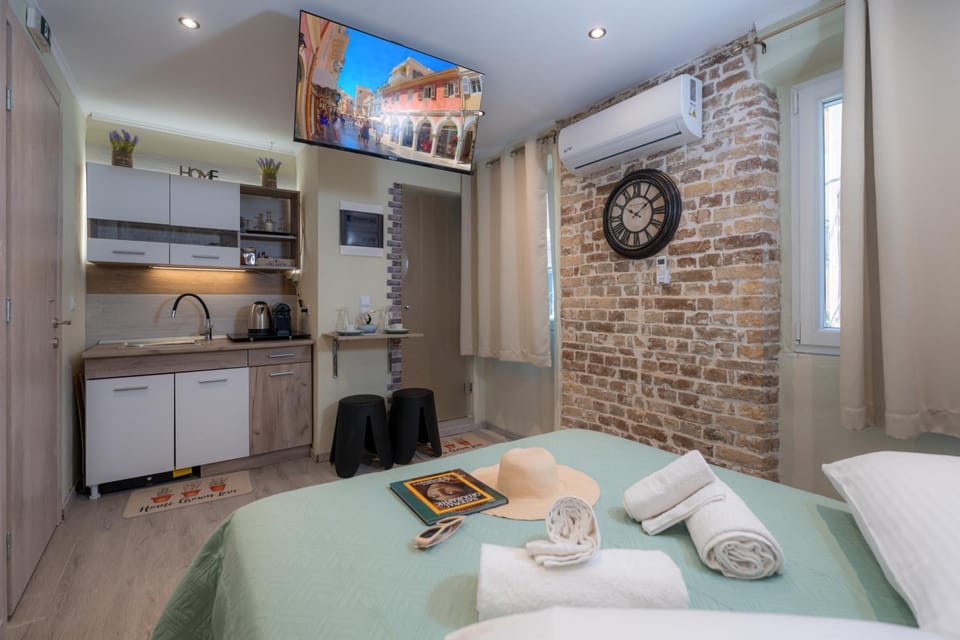 TV and multimedia, Photo of the whole room, Bedroom