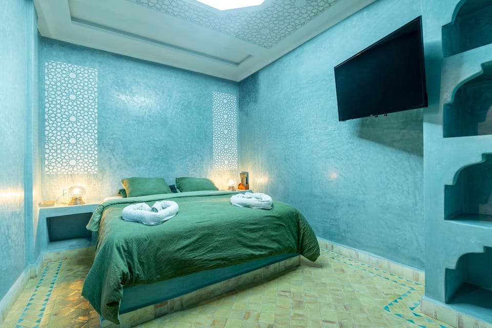 Bed, TV and multimedia, Photo of the whole room, Bedroom, towels