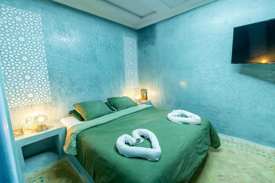 Bed, TV and multimedia, Photo of the whole room, Bedroom, towels