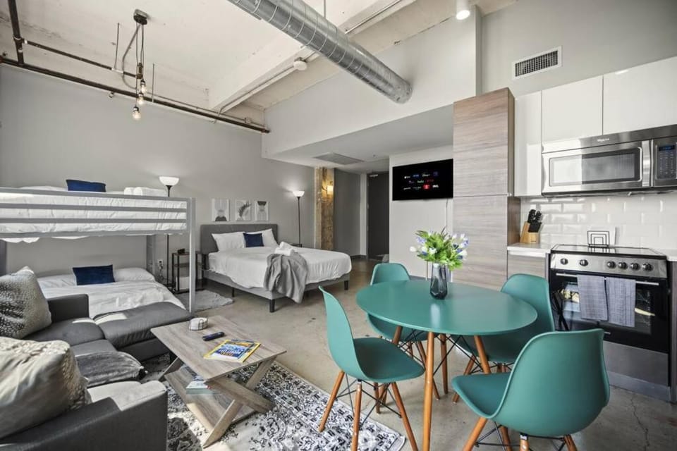 Bed, TV and multimedia, Kitchen or kitchenette, Living room, Photo of the whole room, Bedroom