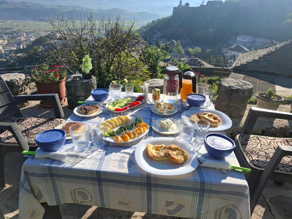 Day, Natural landscape, Food and drinks, Dining area, Food, Mountain view, Breakfast, Continental breakfast, Drinks