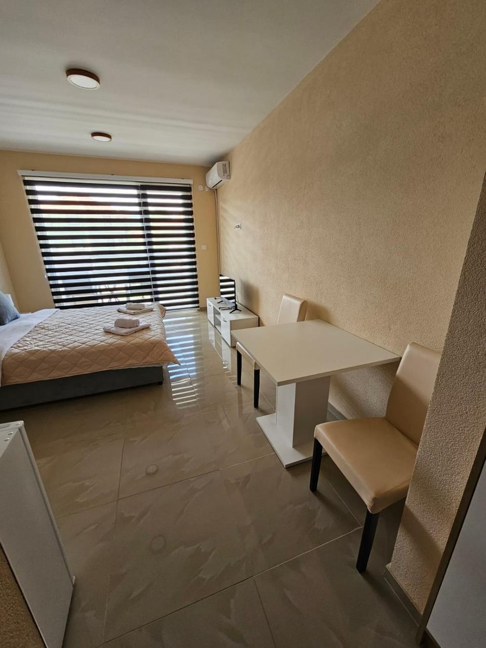 Bed, Living room, Photo of the whole room, Seating area, Bedroom
