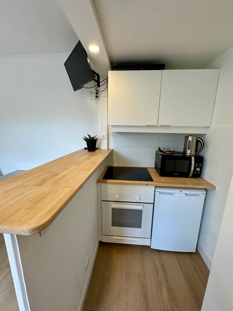 Kitchen or kitchenette