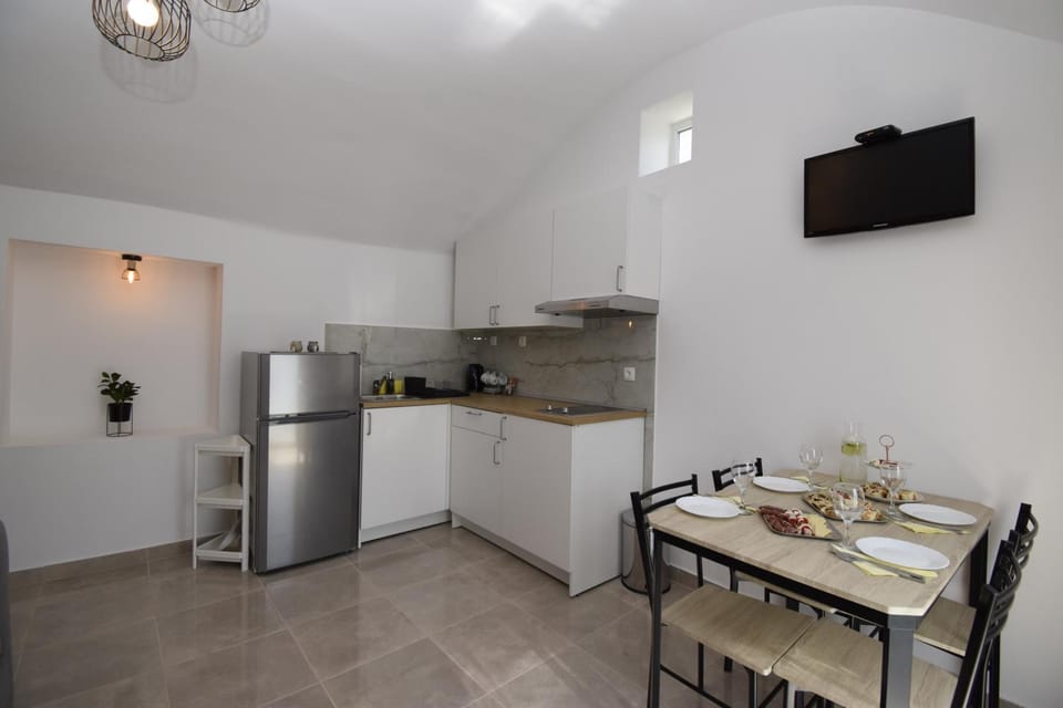 Coffee/tea facilities, Kitchen or kitchenette, Dining area