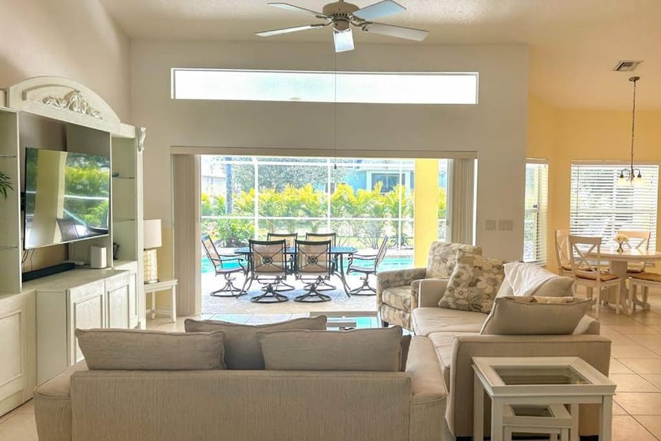 Tropical Terrace Retreat House in Cape Coral