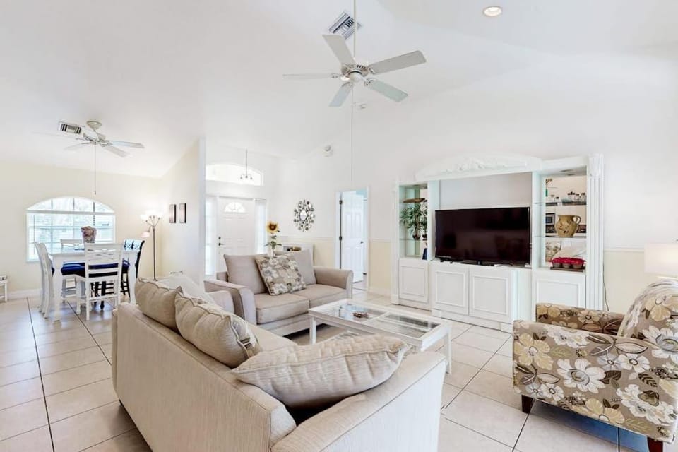 Tropical Terrace Retreat House in Cape Coral