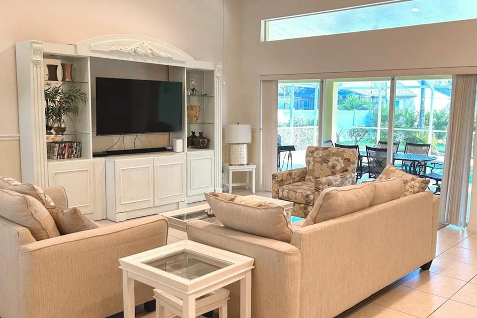 Tropical Terrace Retreat House in Cape Coral