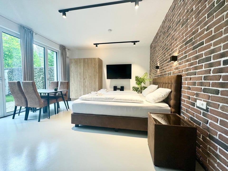 TV and multimedia, Living room, Seating area, Bedroom