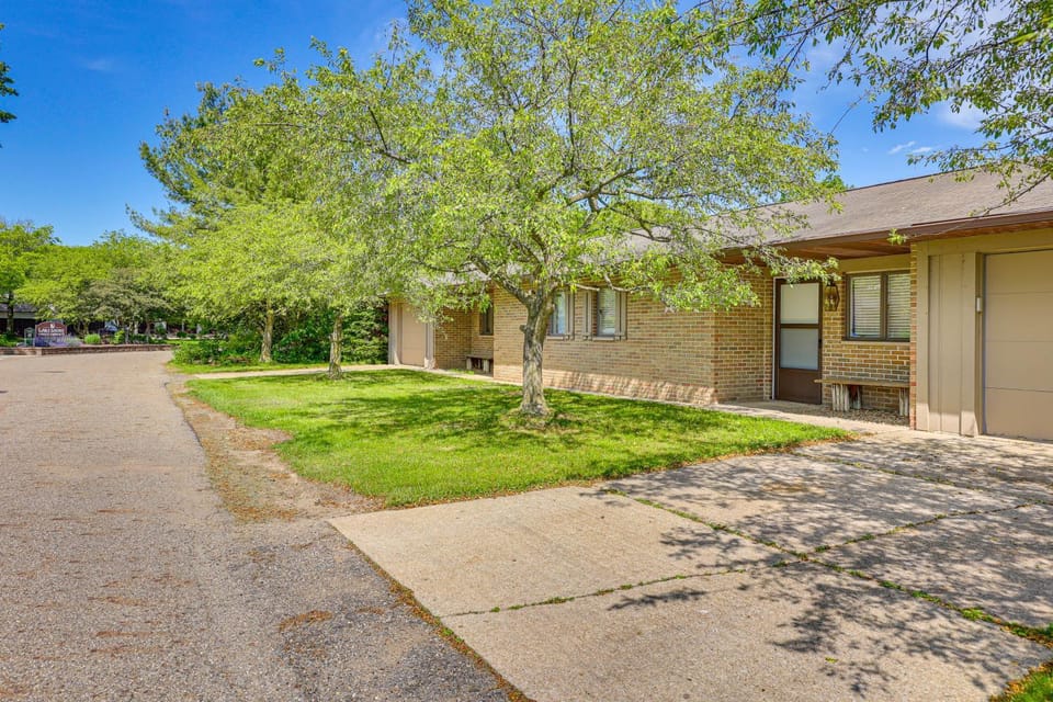 Cozy Meyers Lake Townhome: Near Hall of Fame! House in Canton