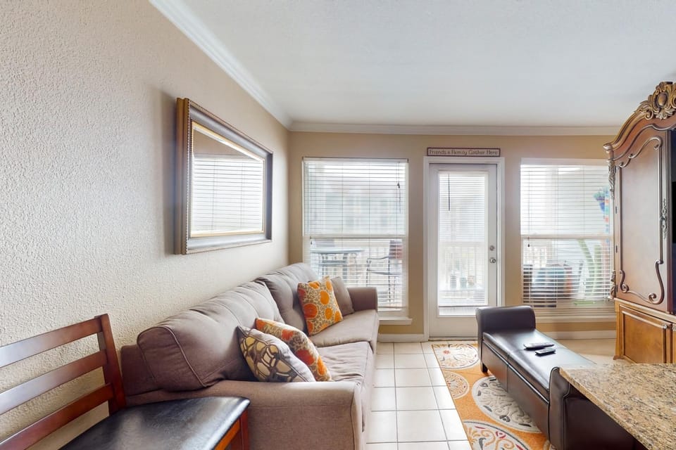 Curious Seagull Apartment in Galveston Island