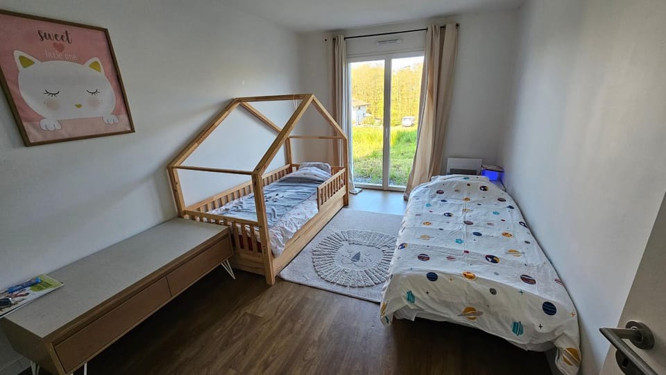 Bed, Photo of the whole room, Bedroom