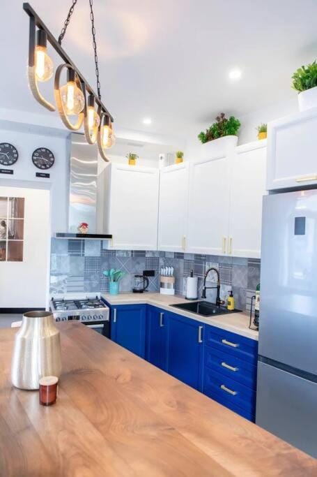 Kitchen or kitchenette, oven, stove