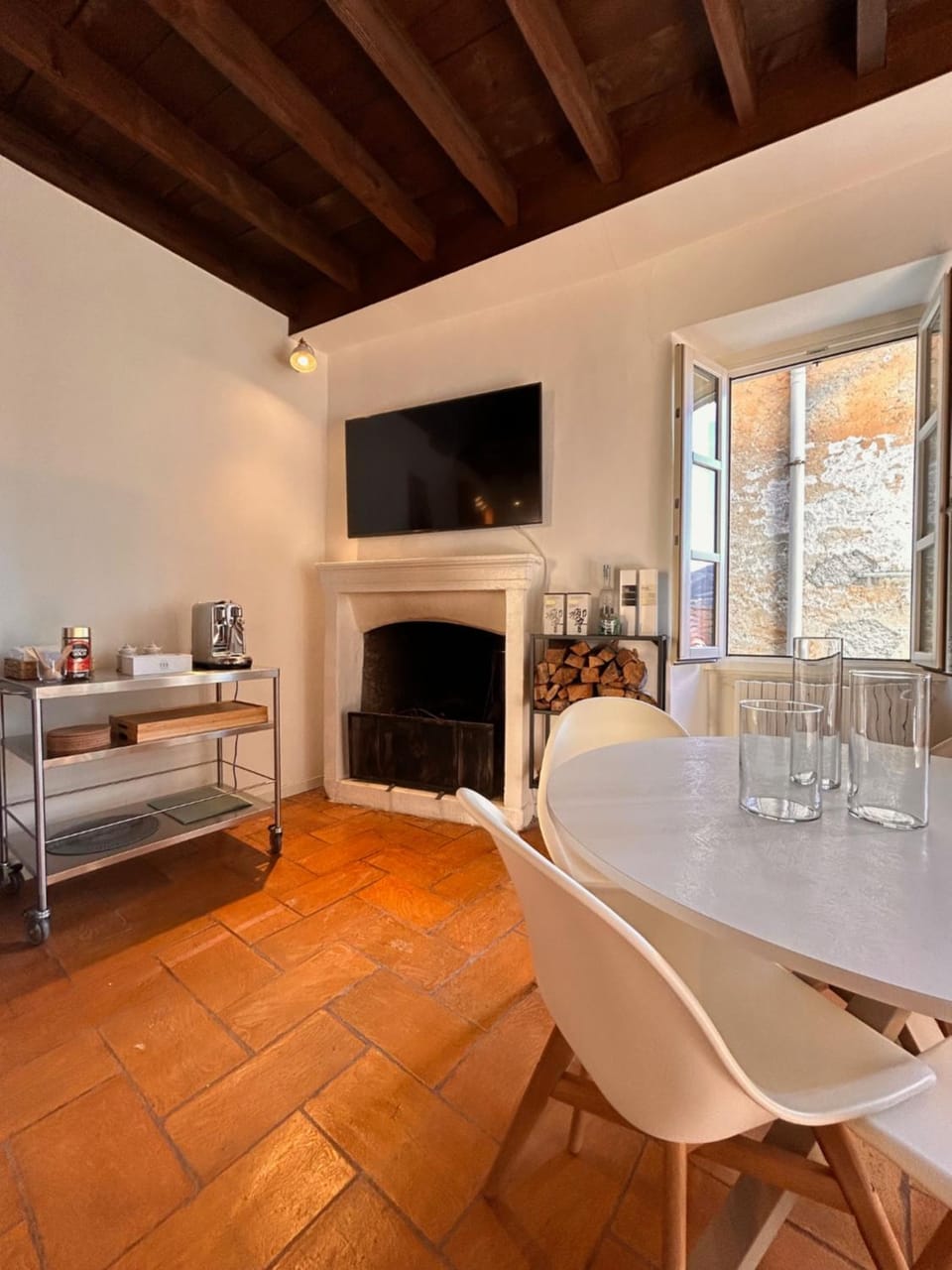 TV and multimedia, Dining area, fireplace
