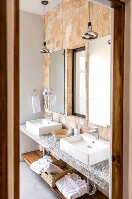 Bathroom, towels