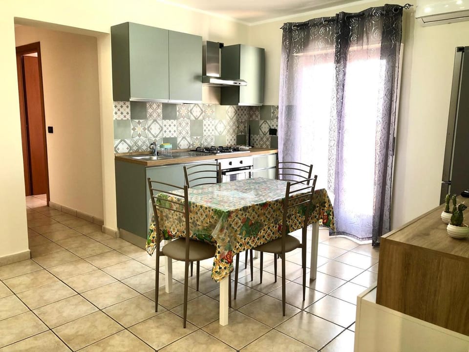 Kitchen or kitchenette, Dining area, stove