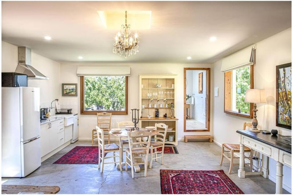 Thunderbird Retreat - Premium Luxury Accommodation Apartment in Port Elliot