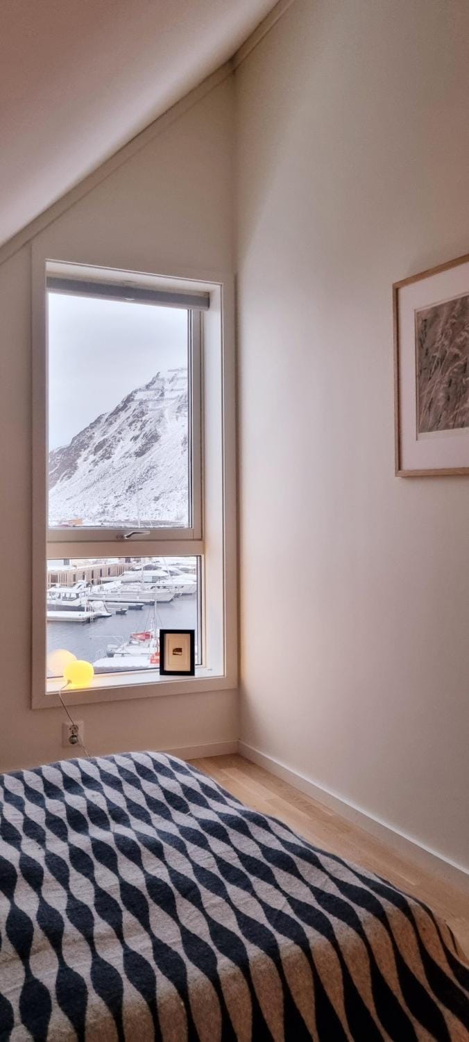Two-story apartment with private deck Apartment in Lofoten