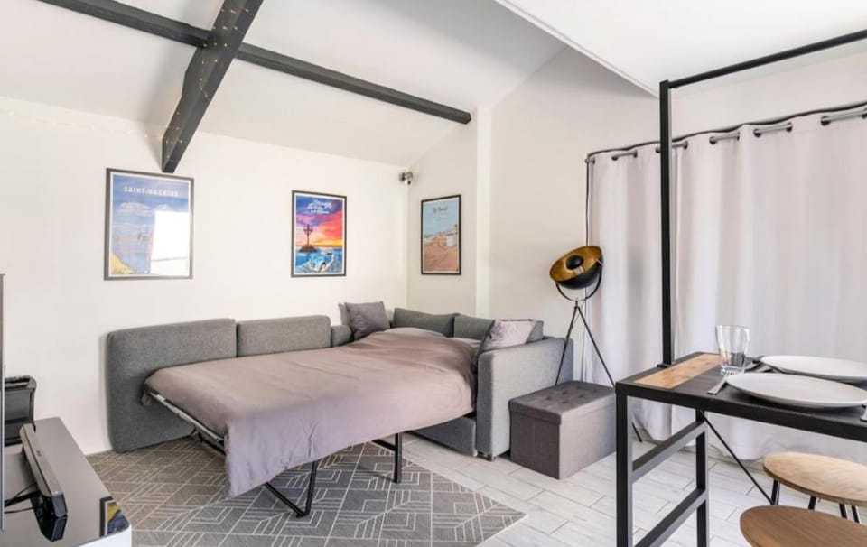 Bed, Living room