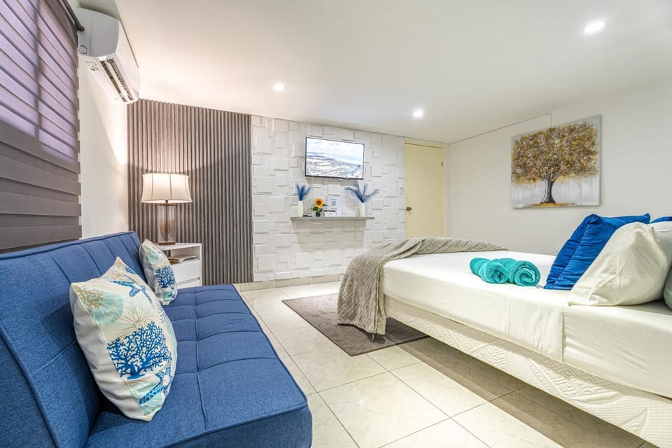 Bed, Photo of the whole room, Seating area, Bedroom