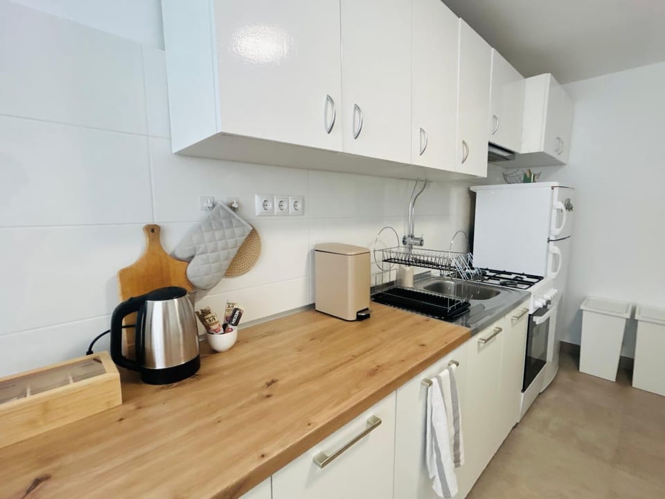 Kitchen or kitchenette, dishwasher