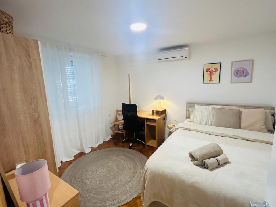 Bed, Bedroom, air conditioner