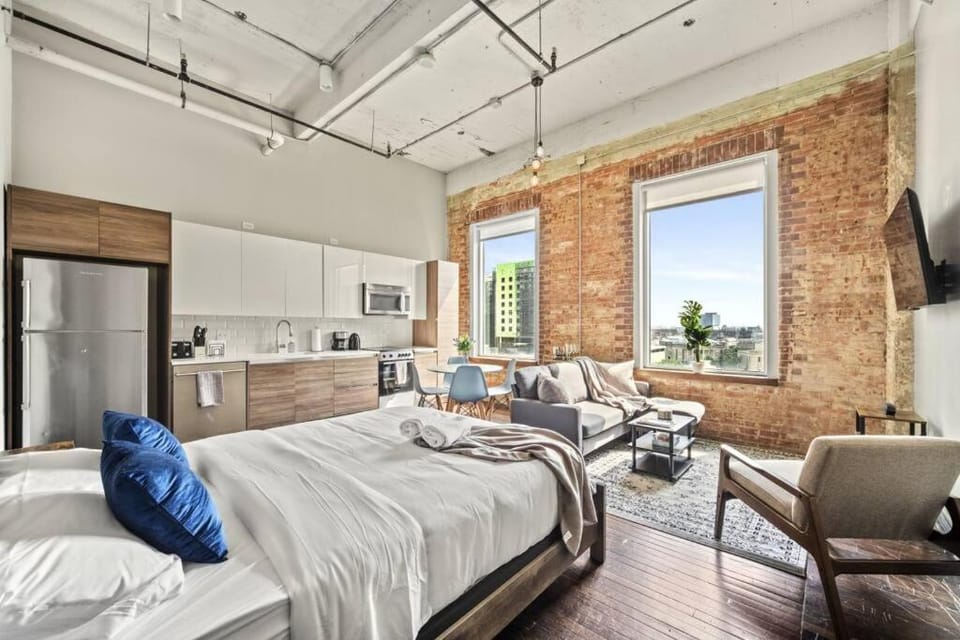 Bed, Living room, Photo of the whole room, Seating area, oven