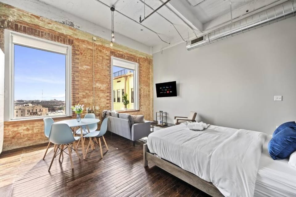 Bed, Living room, Photo of the whole room, Seating area