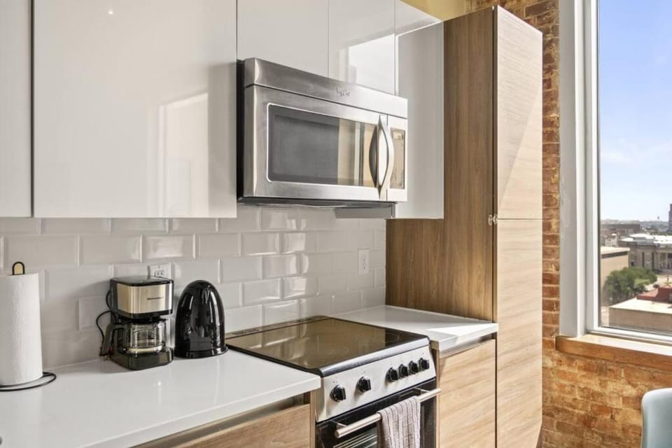 Coffee/tea facilities, Kitchen or kitchenette, stove