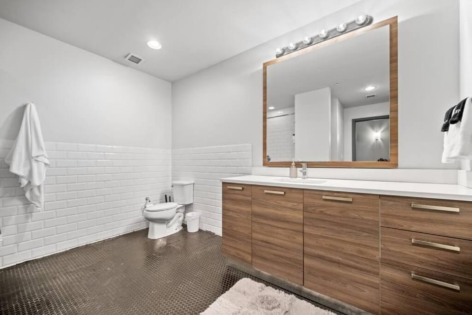 Toilet, Bathroom, towels