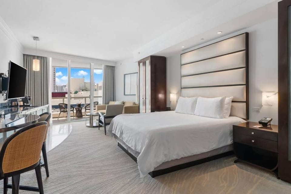 FontaineBleau Resort, with Balcony 10 min from SoBe Apartment in Miami Beach