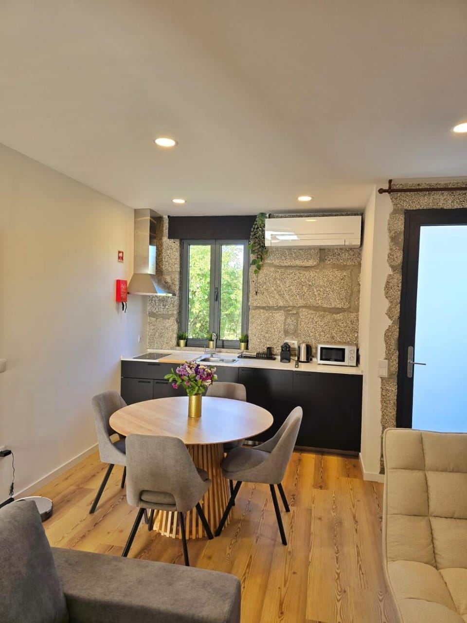 Kitchen or kitchenette, Living room, Seating area, Dining area, minibar, stove