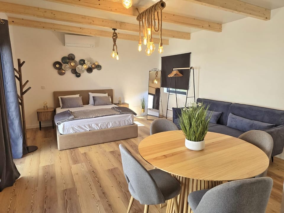 Bed, Living room, Photo of the whole room, Seating area, Bedroom