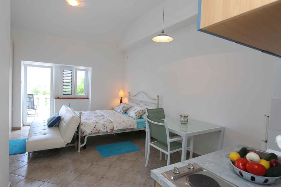Kitchen or kitchenette, Seating area, Dining area