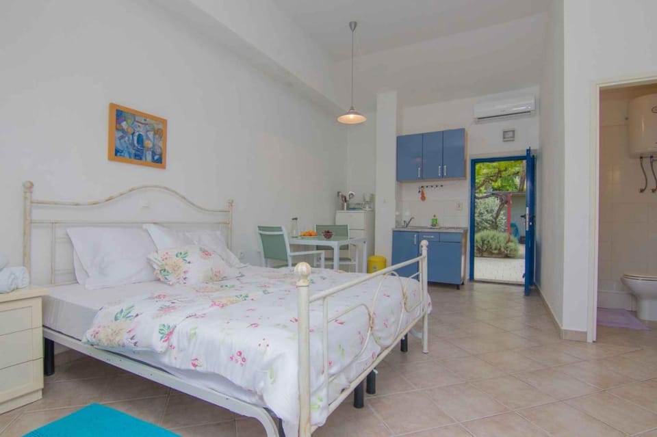 Kitchen or kitchenette, air conditioner