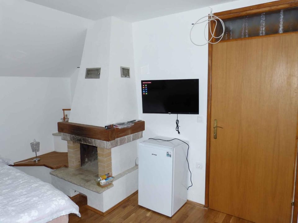 TV and multimedia, Living room, fireplace