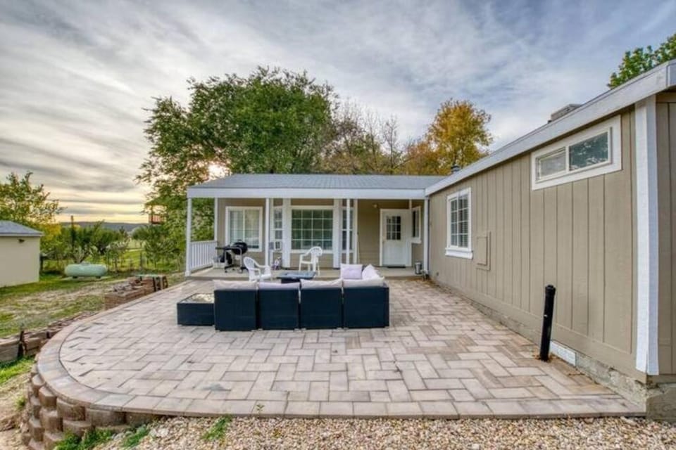 Property building, Patio, BBQ facilities, Dining area, fireplace