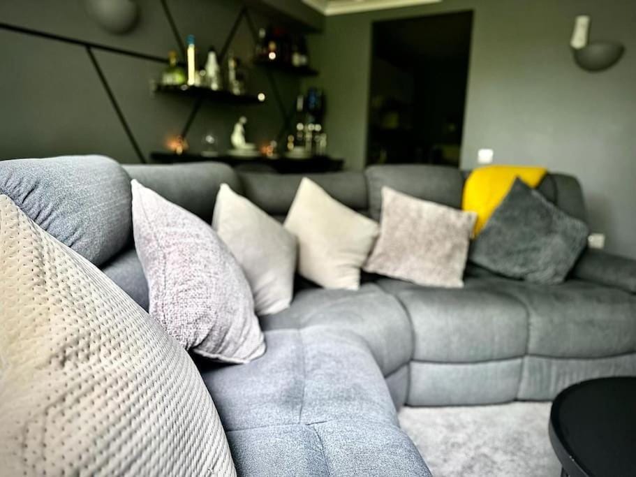 Croydon Luxury 2 Bed Apartment - Sleeps 6 - Gatwick Airport close Apartment in Croydon