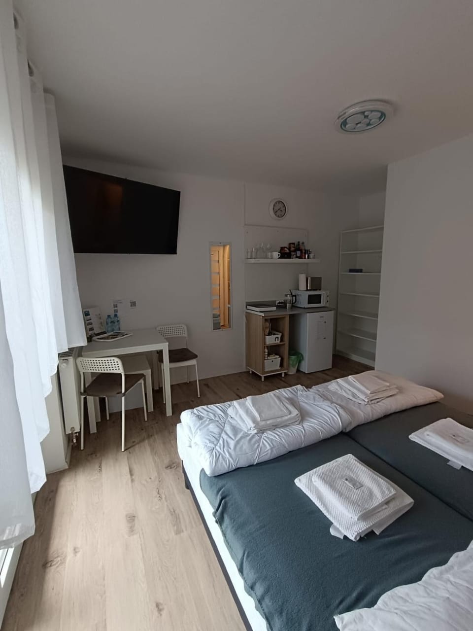 Bed, TV and multimedia, Kitchen or kitchenette, Photo of the whole room, Dining area, Bedroom, wardrobe