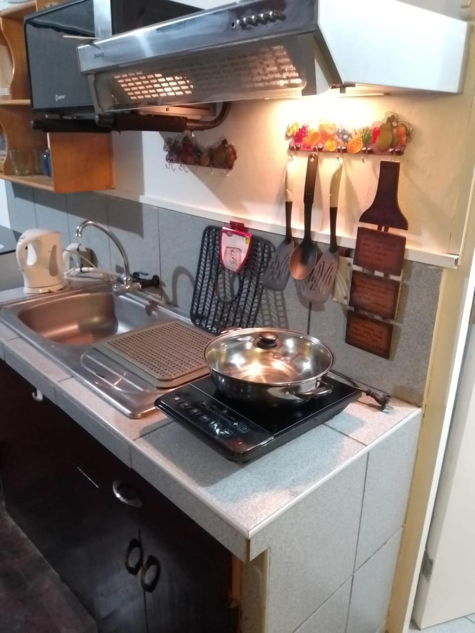 Kitchen or kitchenette, Food and drinks, microwave
