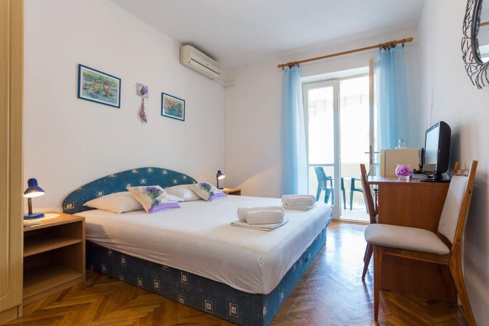 Bed, Living room, Photo of the whole room, Bedroom, air conditioner