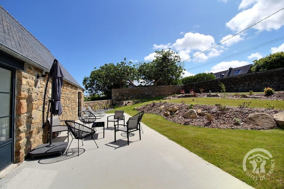 Property building, Patio, Day, Garden
