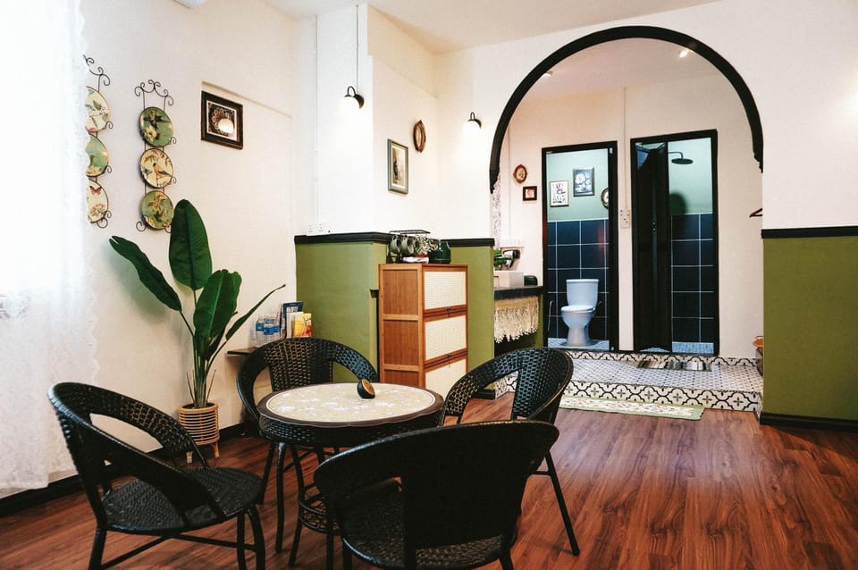 Seating area, Dining area