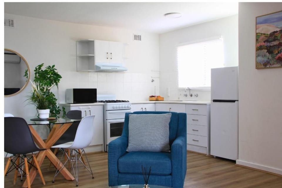 Kitchen or kitchenette, Living room, Seating area, Dining area, oven
