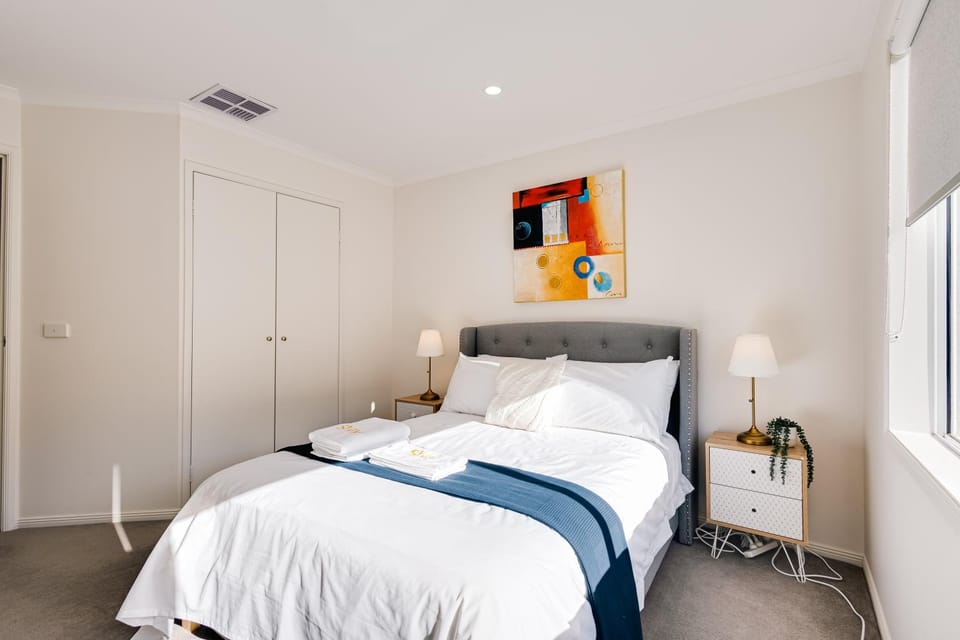 Bed, Photo of the whole room, Bedroom, wardrobe